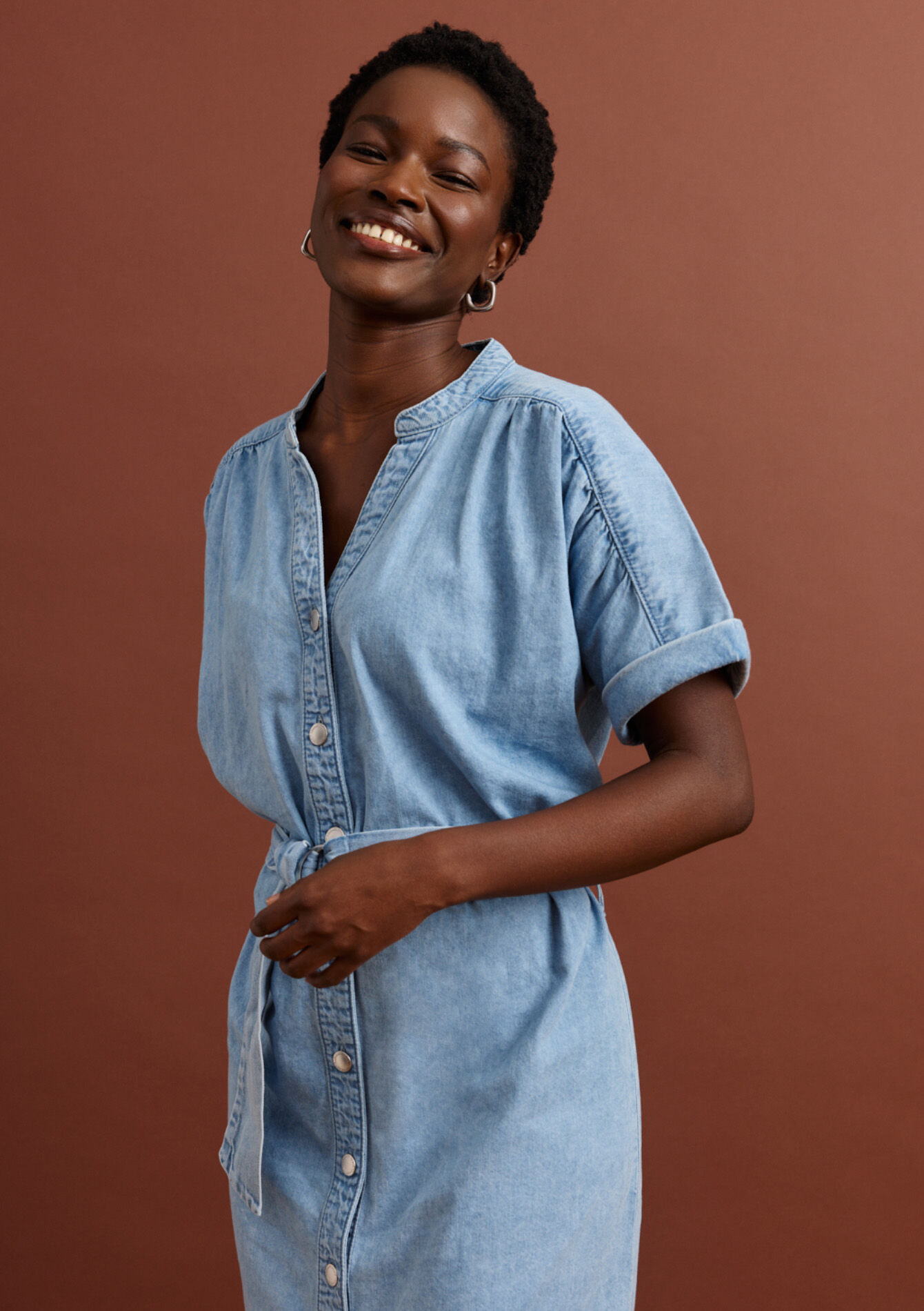 Denim midi-jurk met ceintuur - BLUE BLEACHED - 08104293_0502