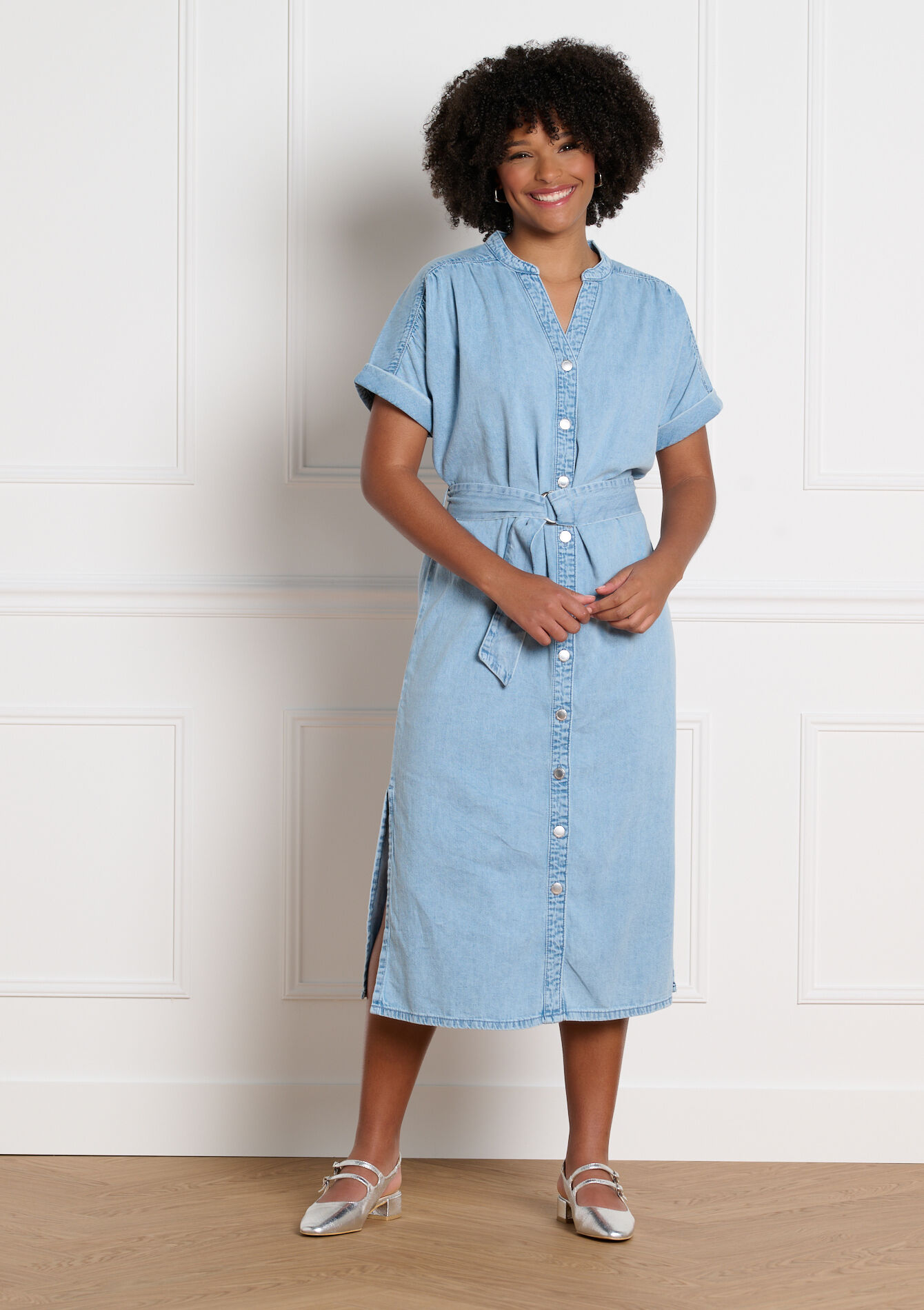 Denim midi-jurk met ceintuur - BLUE BLEACHED - 08104293_0502