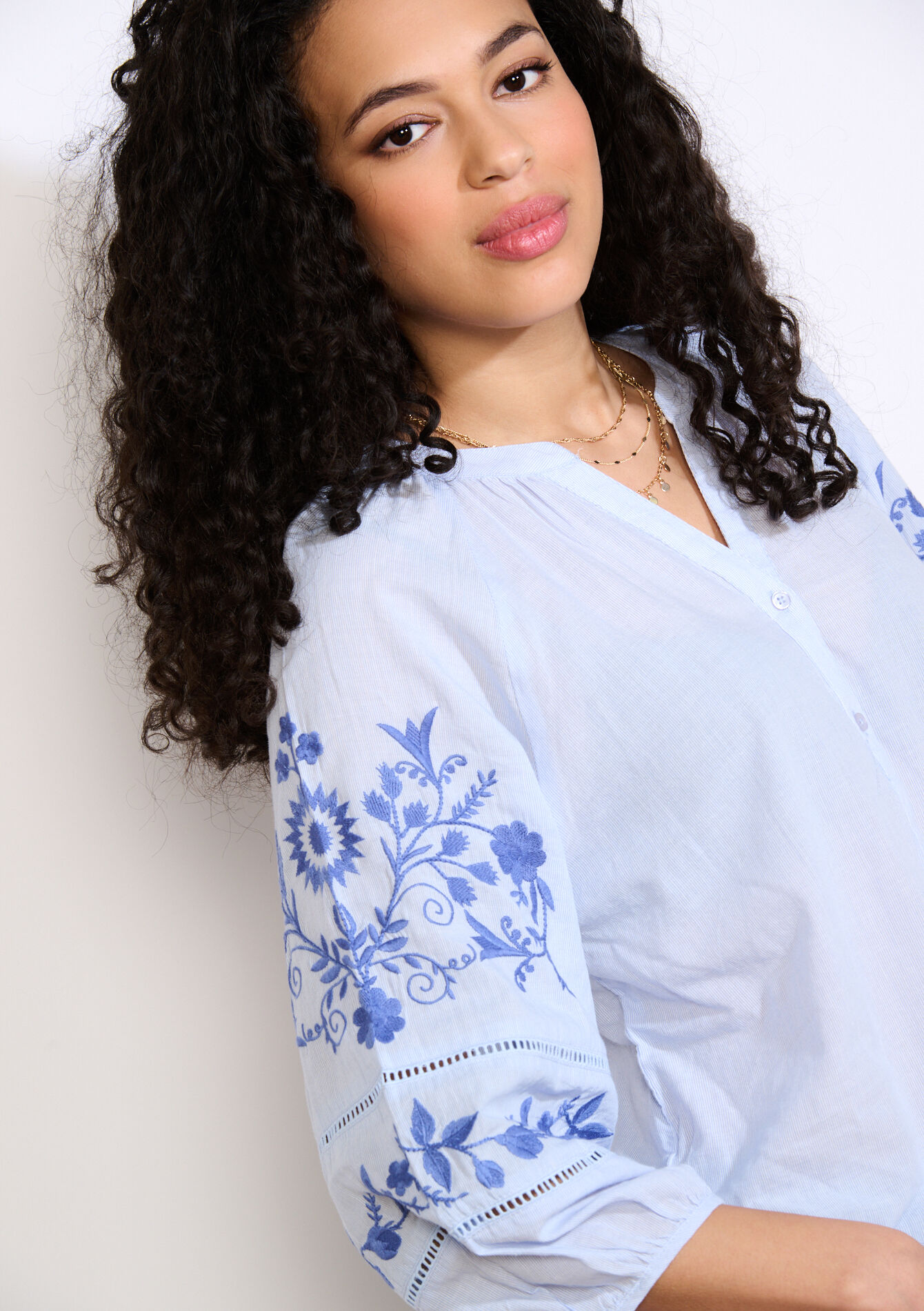 Romantisch geborduurd hemd - BLUE PASTEL - 05702949_3003