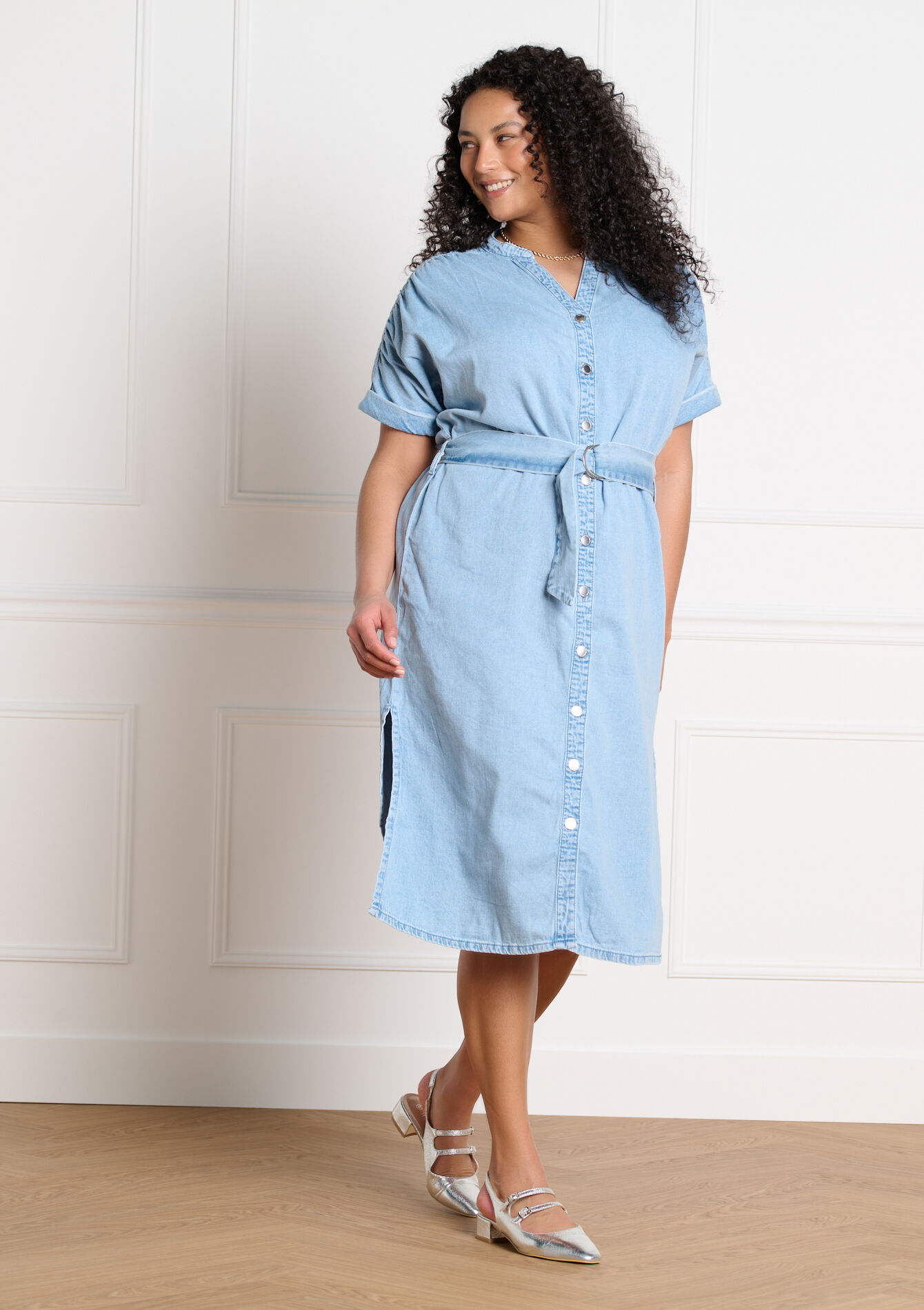 Denim midi-jurk met ceintuur - BLUE BLEACHED - 08104293_0502