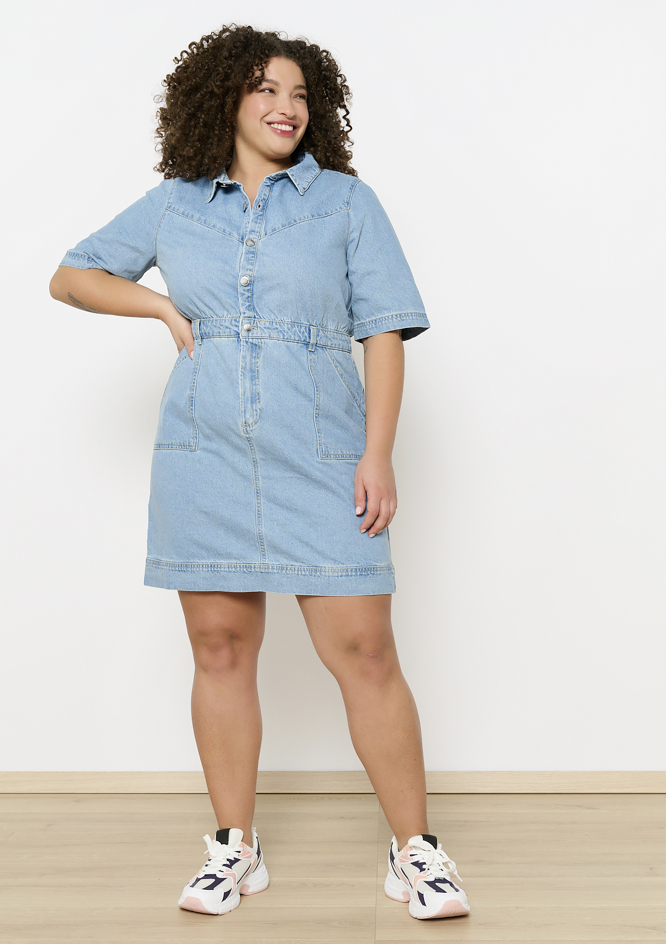 Denim dress with western look, undefined - BLUE BLEACHED - undefined