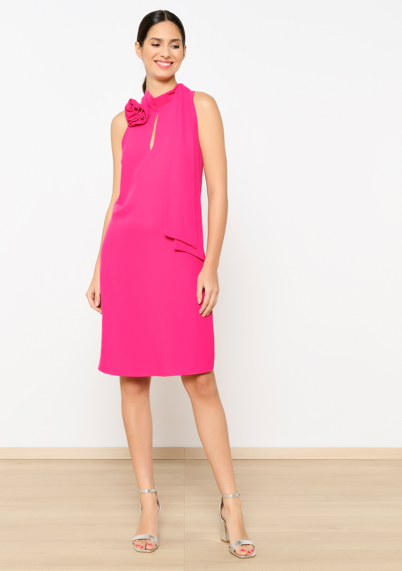 Robe à col halter avec broche en rose, undefined - FUCHSIA - undefined
